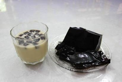 Thạch đen hoàn toàn không có chất phụ gia, có tác dụng thanh mát, giải nhiệt tốt.