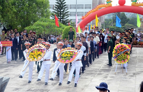 Lễ truy điệu, an táng hài cốt các liệt sỹ. Ảnh: Quang Thái- TTXVN Lễ truy điệu, an táng hài cốt các liệt sỹ. Ảnh: Quang Thái- TTXVN