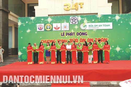 Phó Thủ tướng Vũ Đức Đam cùng các vị đại biểu cắt băng phát động chương trình "Bữa ăn an toàn" cuối tháng 8/2017. Ảnh: Tuấn Kiệt