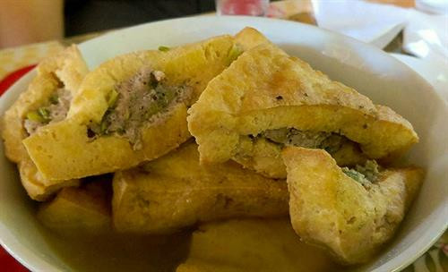 Món đậu nhồi thịt còn có tên “đậu tình yêu” - một món ăn đặc sắc của dân tộc Xạ Phang. Món đậu nhồi thịt còn có tên “đậu tình yêu” - một món ăn đặc sắc của dân tộc Xạ Phang.