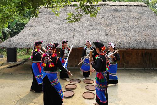 "Cuộc sống của người dân tộc Si La gắn chặt với núi rừng, điều kiện canh tác rất khó khăn nên đồng bào luôn mơ ước về sự no đủ. Đó là lý do ra đời của Lễ mừng cơm mới", Nghệ nhân ưu tú Hù Cố Xuân, Kan Hồ, Mường Tè, Lai Châu nói. Lễ cơm mới diễn ra tại ra đình trưởng họ của mỗi dòng họ. Những người phụ nữ trong gia đình sẽ chuẩn bị các lễ vật. Trưởng họ sẽ chuẩn bị ba viên đá (1 viên đại diện cho thần linh, 1 viên là trưởng họ, 1 viên là khách đến nhà). Gia chủ (trưởng họ) thay mặt dòng họ để làm phần nghi lễ mời tổ tiên, ông bà, cha mẹ và những người đã khuất về hưởng thụ. Lễ cúng thường được làm vào buổi chiều, bởi theo quan niệm của người Si La khi mặt trời lặn ông bà mới có thể về bên con cháu. Những người đại diện cho các gia đình trong dòng họ chuẩn bị lễ vật, hẹn ngày y Hợi, Ngọ, Tỵ, Thân hoặc Thìn để mang lễ vật đi làm lễ. Khi đến nơi, mỗi người sẽ mở những lễ vật bày lên chiếc mâm lớn. Lễ vật là đồ ăn thức uống quen thuộc, được chuẩn bị từ nhiều ngày trước đó. Mỗi gia đình tự đồ cơm bằng gạo mới của nhà mình, gói trong lá chuối, 1 số loại củ như khoai sọ, gừng cùng với 1 con sóc, 1 con cua, 1 con cá đã được chế biến, gói vào lá chuối, hấp chín. Đây là những lễ vật bắt buộc phải có. Thầy cúng đặt cơm và cây lúa chuẩn bị thu hoạch lên ban thờ tổ tiên để kết thúc nghi thức cúng. Sau lễ, gia chủ và con cháu trong nhà bày mâm mời anh em họ hàng, khách khứa trong bản dự bữa cơm mới. Gia đình nào khó khăn, trưởng dòng họ cho đem lễ vật đã cúng về nhà ăn. Các phụ nữ say sưa uống rượu trong bữa cơm. Họ nhảy múa, hát các bài dân ca truyền thống, trò chơi dân gian của dân tộc mình. Các điệu hát và tiếng sáo, tiếng đàn vang lên khắp núi rừng báo hiệu một mùa bội thu, an lành, no ấm. "Cuộc sống của người dân tộc Si La gắn chặt với núi rừng, điều kiện canh tác rất khó khăn nên đồng bào luôn mơ ước về sự no đủ. Đó là lý do ra đời của Lễ mừng cơm mới", Nghệ nhân ưu tú Hù Cố Xuân, Kan Hồ, Mường Tè, Lai Châu nói. Lễ cơm mới diễn ra tại ra đình trưởng họ của mỗi dòng họ. Những người phụ nữ trong gia đình sẽ chuẩn bị các lễ vật. Trưởng họ sẽ chuẩn bị ba viên đá (1 viên đại diện cho thần linh, 1 viên là trưởng họ, 1 viên là khách đến nhà). Gia chủ (trưởng họ) thay mặt dòng họ để làm phần nghi lễ mời tổ tiên, ông bà, cha mẹ và những người đã khuất về hưởng thụ. Lễ cúng thường được làm vào buổi chiều, bởi theo quan niệm của người Si La khi mặt trời lặn ông bà mới có thể về bên con cháu. Những người đại diện cho các gia đình trong dòng họ chuẩn bị lễ vật, hẹn ngày y Hợi, Ngọ, Tỵ, Thân hoặc Thìn để mang lễ vật đi làm lễ. Khi đến nơi, mỗi người sẽ mở những lễ vật bày lên chiếc mâm lớn. Lễ vật là đồ ăn thức uống quen thuộc, được chuẩn bị từ nhiều ngày trước đó. Mỗi gia đình tự đồ cơm bằng gạo mới của nhà mình, gói trong lá chuối, 1 số loại củ như khoai sọ, gừng cùng với 1 con sóc, 1 con cua, 1 con cá đã được chế biến, gói vào lá chuối, hấp chín. Đây là những lễ vật bắt buộc phải có. Thầy cúng đặt cơm và cây lúa chuẩn bị thu hoạch lên ban thờ tổ tiên để kết thúc nghi thức cúng. Sau lễ, gia chủ và con cháu trong nhà bày mâm mời anh em họ hàng, khách khứa trong bản dự bữa cơm mới. Gia đình nào khó khăn, trưởng dòng họ cho đem lễ vật đã cúng về nhà ăn. Các phụ nữ say sưa uống rượu trong bữa cơm. Họ nhảy múa, hát các bài dân ca truyền thống, trò chơi dân gian của dân tộc mình. Các điệu hát và tiếng sáo, tiếng đàn vang lên khắp núi rừng báo hiệu một mùa bội thu, an lành, no ấm.