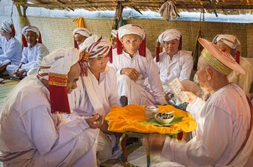 Lễ cuới Chăm Bà ni có 5 đứa trẻ, mặc bộ áo truyền thống màu trắng gọi là “Anak là con” để chứng giám cuộc hôn nhân và mang lễ vật Cô dâu Chú rể với bộ y phục cho lễ cưới toàn màu trắng tiến vào hành lễ trong rạp lễ Bắt đầu lễ các vị tu sĩ làm lễ đốt trầm hương. Sư Cả (Po Gru), đọc kinh Koran xin phép với vị thánh Alla. Những người thân của cô dâu chú rể cầu nguyện thánh Alla ban phước lành cho cô dâu và chú rể Chú rể, cô dâu lần lượt lạy tạ Sư Cả và các giáo sĩ - tục lệ khi lạy tấm khăn trắng trùm dưới 2 chân bằng khăn đội đầu của cô dâu Cô dâu được đưa về phòng the trước để thầy Chang (Po Car) đọc thần chú làm phép dưới đôi gối nằm Thầy Chang đọc thần chú làm phép nhẫn cưới trong lòng bàn tay của cô dâu, rồi đeo nhẫn cho cô dâu sau khi cô dâu trả lời với thầy Chang là đồng ý cuộc hôn nhân Chú rễ ở lại trong rạp lễ Kajang likhah được sư Cả đọc kinh Koran và các giáo sĩ làm phép trao nhẫn cưới Thầy Chang cầm tay chú rể dẫn đến với cô dâu. Hai giáo sĩ đi trước, chú rể đi sau và những em bé “Anak là con” Trong phòng the vị tu sĩ đặt tay chú rể được vào bàn tay cô dâu làm phép rửa tội cầu phúc Người vợ lấy một miếng trầu cau bỏ vào miệng chồng như ý bảo rằng từ nay nàng sẽ lo cho chàng đầy đủ sự ăn uống Trong thời gian 3 ngày đêm đầu vợ chồng phải sinh hoạt ăn uống trong phòng và có người ngồi giám sát