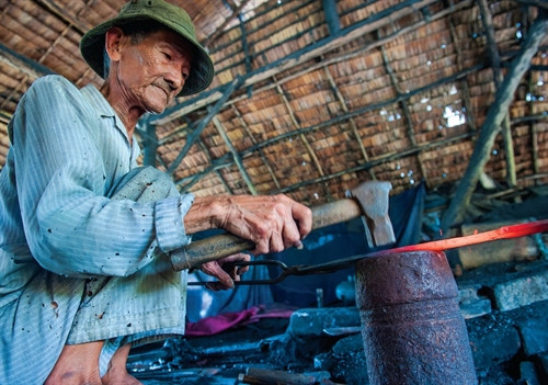 Cụ ông ngoài 80 tuổi vẫn miệt mài đứng lò chính.