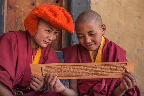 Đây còn là nơi dạy học miễn phí cho trẻ em ở các ngôi làng địa phương trong thung lũng Lungnak. Giáo trình dạy bao gồm những môn học truyền thống và hiện đại, từ lớp 1 đến 8 như Khoa học tự nhiên và xã hội, Toán học, tiếng Hindi, tiếng Anh, tiếng Tây Tạng, Triết học, Phật giáo Tây Tạng, y học Tây Tạng. Học sinh ở tự viện đều đến từ những gia đình nghèo khó nhất trong tiểu bang Zanskar. Ảnh: Twitter. Đây còn là nơi dạy học miễn phí cho trẻ em ở các ngôi làng địa phương trong thung lũng Lungnak. Giáo trình dạy bao gồm những môn học truyền thống và hiện đại, từ lớp 1 đến 8 như Khoa học tự nhiên và xã hội, Toán học, tiếng Hindi, tiếng Anh, tiếng Tây Tạng, Triết học, Phật giáo Tây Tạng, y học Tây Tạng. Học sinh ở tự viện đều đến từ những gia đình nghèo khó nhất trong tiểu bang Zanskar. Ảnh: Twitter.