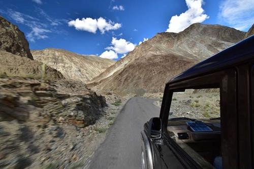 Phuktal là một trong số ít tự viện ở Ladakh chỉ có thể tiếp cận bằng cách đi bộ. Để đến đây, du khách có thể di chuyển bằng các phương tiện đến Padum, thị trấn duy nhất ở Zanskar, rồi đi tiếp đến núi Raru và bắt đầu đi bộ. Thời gian bộ hành có thể mất một đến hai ngày, qua các ngôi làng Chatang và Purne. Ảnh: Gesar Travel. Phuktal là một trong số ít tự viện ở Ladakh chỉ có thể tiếp cận bằng cách đi bộ. Để đến đây, du khách có thể di chuyển bằng các phương tiện đến Padum, thị trấn duy nhất ở Zanskar, rồi đi tiếp đến núi Raru và bắt đầu đi bộ. Thời gian bộ hành có thể mất một đến hai ngày, qua các ngôi làng Chatang và Purne. Ảnh: Gesar Travel.