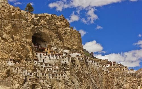 Phuktal hay Phuktal Gompa là một tự viện biệt lập, nằm ở phía đông nam tiểu khu Zanskar, quận Ladakh, Ấn Độ. Công trình được xây dựng hoàn toàn bằng gỗ và bùn, ở lối vào của hang động tự nhiên, trên hẻm núi. Từ xa nhìn lại, nơi này trông giống như một tổ ong khổng lồ trên vách đá. Ảnh: Amusing Planet. Phuktal hay Phuktal Gompa là một tự viện biệt lập, nằm ở phía đông nam tiểu khu Zanskar, quận Ladakh, Ấn Độ. Công trình được xây dựng hoàn toàn bằng gỗ và bùn, ở lối vào của hang động tự nhiên, trên hẻm núi. Từ xa nhìn lại, nơi này trông giống như một tổ ong khổng lồ trên vách đá. Ảnh: Amusing Planet.