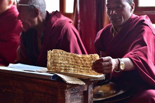 Đặc biệt, tự viện Phuktal vẫn duy trì phòng khám và phân phát thuốc Sowa Rigpa, một loại thuốc tự nhiên được điều chế tại đây. Các nhà sư ở tự viện sẽ tụng kinh trong những sự kiện quan trọng như đám cưới, đám tang và sinh đẻ. Ảnh: Gesar Travel. Đặc biệt, tự viện Phuktal vẫn duy trì phòng khám và phân phát thuốc Sowa Rigpa, một loại thuốc tự nhiên được điều chế tại đây. Các nhà sư ở tự viện sẽ tụng kinh trong những sự kiện quan trọng như đám cưới, đám tang và sinh đẻ. Ảnh: Gesar Travel.