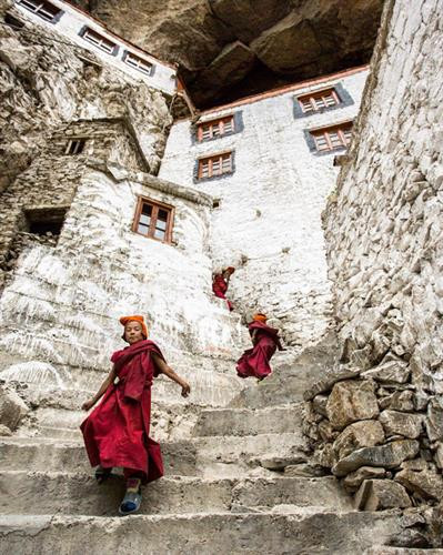 Theo Native Planet, tên của tự viện bắt nguồn từ hai chữ phuk (hang động) và thal (nhàn rỗi), vì vậy Phuktal có nghĩa là nơi trú ẩn để tìm kiếm sự bình yên. Ngày nay, tự viện là nơi ở của khoảng 70 tu sĩ với bốn phòng tụng kinh, thư viện, một nhà bếp, phòng khám, phòng khách và phòng ở. Ảnh: Twitter. Theo Native Planet, tên của tự viện bắt nguồn từ hai chữ phuk (hang động) và thal (nhàn rỗi), vì vậy Phuktal có nghĩa là nơi trú ẩn để tìm kiếm sự bình yên. Ngày nay, tự viện là nơi ở của khoảng 70 tu sĩ với bốn phòng tụng kinh, thư viện, một nhà bếp, phòng khám, phòng khách và phòng ở. Ảnh: Twitter.