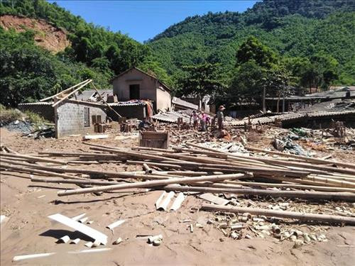 Hàng chục ngôi nhà tại bản Đỏ, xã Phú Thanh, bị sập do mưa lũ. Ảnh: Nguyễn Nam – TTXVN Hàng chục ngôi nhà tại bản Đỏ, xã Phú Thanh, bị sập do mưa lũ. Ảnh: Nguyễn Nam – TTXVN