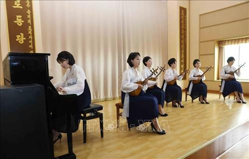 Thủ đô Bình Nhưỡng ngày nay mang một dáng vẻ hiện đại. Ảnh: Phương Hoa – TTXVN Những ngôi nhà cao tầng được sơn nhiều màu sắc mang dáng vẻ hiện đại cho Thủ đô Bình Nhưỡng. Ảnh: Phương Hoa- TTXVN Toàn cảnh thành phố Bình Nhưỡng nhìn từ trên cao. Ảnh: Phương Hoa – TTXVN Tiết mục hòa nhạc của Dàn nhạc Công Huân quốc gia Triều Tiên. Ảnh: Phương Hoa – TTXVN Đúng dịp sinh nhật của Chủ tịch Kim Nhật Thành, Triển lãm hoa được tổ chức tại Thủ đô Bình Nhưỡng. Ảnh: Phương Hoa – TTXVN Một gia đình Triều Tiên tham quan Triển lãm hoa Kim Nhật Thành. Ảnh: Phương Hoa – TTXVN Phụ nữ Triều Tiên mặc trang phục truyền thống vào xem Triển lãm hoa Kim Nhật Thành. Ảnh: Phương Hoa – TTXVN Người dân Triều Tiên xếp hàng vào xem Triển lãm hoa Kim Nhật Thành. Ảnh: Phương Hoa – TTXVN Một ngôi nhà truyền thống bên cạnh những công trình hiện đại. Ảnh: Phương Hoa – TTXVN Người dân và thiếu niên Triều Tiên đến vui chơi ở công viên. Ảnh: Phương Hoa – TTXVN Ngày cuối tuần, người dân Triều Tiên đến vui chơi ở các công viên nổi tiếng. Ảnh: Phương Hoa – TTXVN Một gian hàng dược phẩm ở Bình Nhưỡng. Ảnh: Phương Hoa – TTXVN Học sinh học môn thể thao yêu thích ở trường học. Ảnh: Phương Hoa – TTXVN Lớp học âm nhạc của học sinh Triều Tiên. Ảnh: Phương Hoa – TTXVN Lớp dạy lập trình tại Cung Học sinh Thiếu niên Vạn Cảnh Đài. Ảnh: Phương Hoa – TTXVN Triều Tiên rất chú trọng đến việc phát triển toàn diện con người, học sinh được tham gia các lớp học nghệ thuật. Ảnh: Phương Hoa- TTXVN Học sinh Triều Tiên học viết thư pháp. Ảnh: Phương Hoa – TTXVN Một cặp vợ chồng sắp cưới chụp ảnh trước Bảo tàng Chiến thắng Chiến tranh Giải phóng Tổ quốc. Ảnh: Phương Hoa – TTXVN Người dân xếp hàng trật tự lên phương tiện giao thông công cộng. Ảnh: Phương Hoa- TTXVN Cung Thái Dương Kumsusan-nơi an nghỉ của Chủ tịch Kim Nhật Thành và Kim Jong - Il. Ảnh: Phương Hoa – TTXVN Nhà ga trung tâm ở Thủ đô Bình Nhưỡng. Ảnh: Phương Hoa – TTXVN Tòa nhà Quốc hội ở Thủ đô Bình Nhưỡng. Ảnh: Phương Hoa – TTXVN Ngoài phương tiện giao thông công cộng, người dân Bình Nhưỡng thường xuyên sử dụng xe đạp. Ảnh: Phương Hoa – TTXVN Hoa nở trên đường phố cùng với những ngôi nhà cao tầng mang nhiều màu sắc rực rỡ. Ảnh: Phương Hoa – TTXVN Tượng "Vạn Lý Mã" - bức tượng nổi tiếng ở Bình Nhưỡng. Ảnh: Phương Hoa – TTXVN Những dãy phố với công trình kiến trúc hiện đại được xây dựng ở Bình Nhưỡng. Ảnh: Phương Hoa – TTXVN Nhiều chung cư cao tầng được xây dựng phục vụ chỗ ở cho người dân ở Thủ đô Bình Nhưỡng. Ảnh: Phương Hoa – TTXVN Khải Hoàn Môn - một công trình nổi tiếng ở Bình Nhưỡng. Ảnh: Phương Hoa – TTXVN Tháp Chủ thể cao 170 m là Tượng đài về học thuyết tự lực tự cường ở Triều Tiên. Ảnh: Phương Hoa – TTXVN Một công trình kiến trúc truyền thống của Triều Tiên tại Thủ đô Bình Nhưỡng. Ảnh: Phương Hoa – TTXVN Quảng trường Kim Nhật Thành, nơi tổ chức các sự kiện lớn của Triều Tiên. Ảnh: Phương Hoa – TTXVN Pin năng lượng mặt trời được sử dụng ở nhiều nơi tại Thủ đô Bình Nhưỡng. Ảnh: Phương Hoa – TTXVN Ô tô điện là phương tiện giao thông công cộng phổ biển ở Bình Nhưỡng. Ảnh: Phương Hoa – TTXVN Nhà ga Bình Nhưỡng nhìn từ trên cao. Ảnh: Phương Hoa – TTXVN Tòa nhà Ryugyong cao 330m ở Thủ đô Bình Nhưỡng. Ảnh: Phương Hoa – TTXVN Một công trình lịch sử ở Thủ đô Bình Nhưỡng. Ảnh: Phương Hoa – TTXVN Học sinh mầm non được cô giáo dẫn đi dã ngoại. Ảnh: Phương Hoa – TTXVN Thủ đô Bình Nhưỡng nhìn từ trên cao. Ảnh: Phương Hoa – TTXVN Khu Chang Jong, nơi tập trung nhiều nhà cao tầng. Ảnh: Phương Hoa – TTXVN Thủ đô Bình Nhưỡng ngày nay mang một dáng vẻ hiện đại. Ảnh: Phương Hoa – TTXVN Những ngôi nhà cao tầng được sơn nhiều màu sắc mang dáng vẻ hiện đại cho Thủ đô Bình Nhưỡng. Ảnh: Phương Hoa- TTXVN Toàn cảnh thành phố Bình Nhưỡng nhìn từ trên cao. Ảnh: Phương Hoa – TTXVN Tiết mục hòa nhạc của Dàn nhạc Công Huân quốc gia Triều Tiên. Ảnh: Phương Hoa – TTXVN Đúng dịp sinh nhật của Chủ tịch Kim Nhật Thành, Triển lãm hoa được tổ chức tại Thủ đô Bình Nhưỡng. Ảnh: Phương Hoa – TTXVN Một gia đình Triều Tiên tham quan Triển lãm hoa Kim Nhật Thành. Ảnh: Phương Hoa – TTXVN Phụ nữ Triều Tiên mặc trang phục truyền thống vào xem Triển lãm hoa Kim Nhật Thành. Ảnh: Phương Hoa – TTXVN Người dân Triều Tiên xếp hàng vào xem Triển lãm hoa Kim Nhật Thành. Ảnh: Phương Hoa – TTXVN Một ngôi nhà truyền thống bên cạnh những công trình hiện đại. Ảnh: Phương Hoa – TTXVN Người dân và thiếu niên Triều Tiên đến vui chơi ở công viên. Ảnh: Phương Hoa – TTXVN Ngày cuối tuần, người dân Triều Tiên đến vui chơi ở các công viên nổi tiếng. Ảnh: Phương Hoa – TTXVN Một gian hàng dược phẩm ở Bình Nhưỡng. Ảnh: Phương Hoa – TTXVN Học sinh học môn thể thao yêu thích ở trường học. Ảnh: Phương Hoa – TTXVN Lớp học âm nhạc của học sinh Triều Tiên. Ảnh: Phương Hoa – TTXVN Lớp dạy lập trình tại Cung Học sinh Thiếu niên Vạn Cảnh Đài. Ảnh: Phương Hoa – TTXVN Triều Tiên rất chú trọng đến việc phát triển toàn diện con người, học sinh được tham gia các lớp học nghệ thuật. Ảnh: Phương Hoa- TTXVN Học sinh Triều Tiên học viết thư pháp. Ảnh: Phương Hoa – TTXVN Một cặp vợ chồng sắp cưới chụp ảnh trước Bảo tàng Chiến thắng Chiến tranh Giải phóng Tổ quốc. Ảnh: Phương Hoa – TTXVN Người dân xếp hàng trật tự lên phương tiện giao thông công cộng. Ảnh: Phương Hoa- TTXVN Cung Thái Dương Kumsusan-nơi an nghỉ của Chủ tịch Kim Nhật Thành và Kim Jong - Il. Ảnh: Phương Hoa – TTXVN Nhà ga trung tâm ở Thủ đô Bình Nhưỡng. Ảnh: Phương Hoa – TTXVN Tòa nhà Quốc hội ở Thủ đô Bình Nhưỡng. Ảnh: Phương Hoa – TTXVN Ngoài phương tiện giao thông công cộng, người dân Bình Nhưỡng thường xuyên sử dụng xe đạp. Ảnh: Phương Hoa – TTXVN Hoa nở trên đường phố cùng với những ngôi nhà cao tầng mang nhiều màu sắc rực rỡ. Ảnh: Phương Hoa – TTXVN Tượng "Vạn Lý Mã" - bức tượng nổi tiếng ở Bình Nhưỡng. Ảnh: Phương Hoa – TTXVN Những dãy phố với công trình kiến trúc hiện đại được xây dựng ở Bình Nhưỡng. Ảnh: Phương Hoa – TTXVN Nhiều chung cư cao tầng được xây dựng phục vụ chỗ ở cho người dân ở Thủ đô Bình Nhưỡng. Ảnh: Phương Hoa – TTXVN Khải Hoàn Môn - một công trình nổi tiếng ở Bình Nhưỡng. Ảnh: Phương Hoa – TTXVN Tháp Chủ thể cao 170 m là Tượng đài về học thuyết tự lực tự cường ở Triều Tiên. Ảnh: Phương Hoa – TTXVN Một công trình kiến trúc truyền thống của Triều Tiên tại Thủ đô Bình Nhưỡng. Ảnh: Phương Hoa – TTXVN Quảng trường Kim Nhật Thành, nơi tổ chức các sự kiện lớn của Triều Tiên. Ảnh: Phương Hoa – TTXVN Pin năng lượng mặt trời được sử dụng ở nhiều nơi tại Thủ đô Bình Nhưỡng. Ảnh: Phương Hoa – TTXVN Ô tô điện là phương tiện giao thông công cộng phổ biển ở Bình Nhưỡng. Ảnh: Phương Hoa – TTXVN Nhà ga Bình Nhưỡng nhìn từ trên cao. Ảnh: Phương Hoa – TTXVN Tòa nhà Ryugyong cao 330m ở Thủ đô Bình Nhưỡng. Ảnh: Phương Hoa – TTXVN Một công trình lịch sử ở Thủ đô Bình Nhưỡng. Ảnh: Phương Hoa – TTXVN Học sinh mầm non được cô giáo dẫn đi dã ngoại. Ảnh: Phương Hoa – TTXVN Thủ đô Bình Nhưỡng nhìn từ trên cao. Ảnh: Phương Hoa – TTXVN Khu Chang Jong, nơi tập trung nhiều nhà cao tầng. Ảnh: Phương Hoa – TTXVN