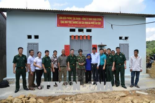 Biên phòng tỉnh Lạng Sơn trao nhà tình thương cho gia đình bà Trần Thị Kem. Ảnh: Quang Duy - TTXVN Biên phòng tỉnh Lạng Sơn trao nhà tình thương cho gia đình bà Trần Thị Kem. Ảnh: Quang Duy - TTXVN