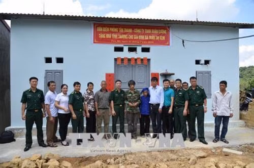 Biên phòng tỉnh Lạng Sơn trao nhà tình thương cho gia đình bà Trần Thị Kem. Ảnh: Quang Duy - TTXVN