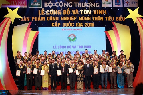 Phó Thủ tướng Vũ Văn Ninh với các đơn vị và cá nhân có sản phẩm được tôn vinh, trao giải. Ảnh: Trọng Đạt- TTXVN