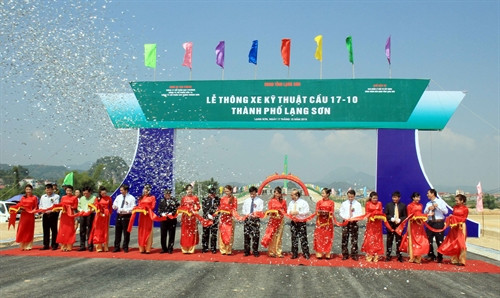 Các đại biểu thực hiện nghi thức cắt băng thông xe cầu 17-10 bắc qua sông Kỳ Cùng (Lạng Sơn) Các đại biểu thực hiện nghi thức cắt băng thông xe cầu 17-10 bắc qua sông Kỳ Cùng (Lạng Sơn)