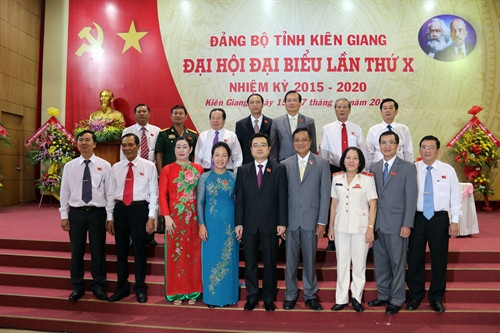 Ban Thường vụ Tỉnh ủy Kiên Giang khóa X ra mắt Đại hội. Ảnh: Lê Huy Hải- TTXVN. Ban Thường vụ Tỉnh ủy Kiên Giang khóa X ra mắt Đại hội. Ảnh: Lê Huy Hải- TTXVN.