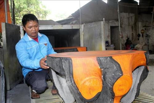 Anh Nguyễn Duy Cường thành công với mô hình sản xuất, kinh doanh đá Mỹ Nghệ. Ảnh: Nguyễn Nam-TTXVN Anh Nguyễn Duy Cường thành công với mô hình sản xuất, kinh doanh đá Mỹ Nghệ. Ảnh: Nguyễn Nam-TTXVN