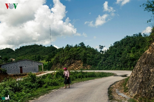 Đến Hà Giang, hòa mình vào cuộc sống của người dân địa phương nơi đây, người ta tưởng như mình đang bước vào một thế giới khác. Đó là một cuộc sống mộc mạc, nguyên sơ mà yên bình và thanh thản đến lạ kỳ.