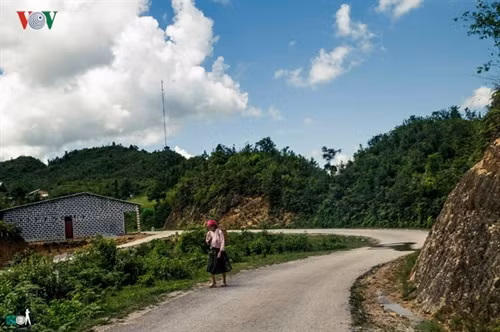 Đến Hà Giang, hòa mình vào cuộc sống của người dân địa phương nơi đây, người ta tưởng như mình đang bước vào một thế giới khác. Đó là một cuộc sống mộc mạc, nguyên sơ mà yên bình và thanh thản đến lạ kỳ.