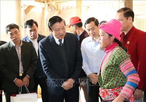 Trưởng Ban Nội chính Trung ương Phan Đình Trạc tặng quà Tết cho các hộ nghèo, gia đình chính sách, gia đình bị lũ lụt của xã Làng Mô, huyện Sìn Hồ, tỉnh Lai Châu. Ảnh: Việt Hoàng – TTXVN Trưởng Ban Nội chính Trung ương Phan Đình Trạc tặng quà Tết cho các hộ nghèo, gia đình chính sách, gia đình bị lũ lụt của xã Làng Mô, huyện Sìn Hồ, tỉnh Lai Châu. Ảnh: Việt Hoàng – TTXVN