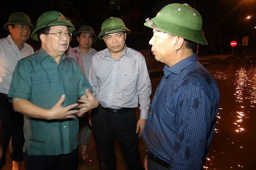 Phó Thủ tướng Trịnh Đình Dũng đến kiểm tra Quốc lộ 1A đoạn ngập sâu tại xã Lộc Ninh, TP Đồng Hới (Ảnh chụp lúc 21 giờ ngày 15/10/2016). Ảnh: Đức Thọ - TTXVN