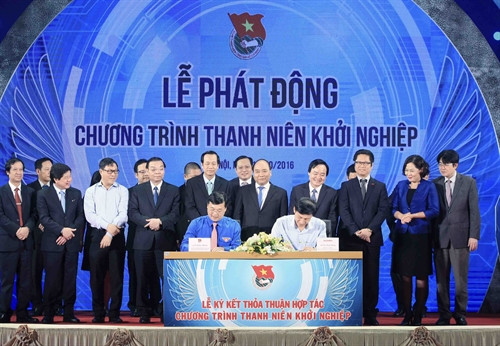 Thủ tướng Nguyễn Xuân Phúc chứng kiến Lễ ký kết giữa Trung ương Đoàn TNCS Hồ Chí Minh với các doanh nghiệp, tổ chức đồng hành cùng Quỹ hỗ trợ thanh niên khởi nghiệp. Ảnh: Phạm Kiên – TTXVN