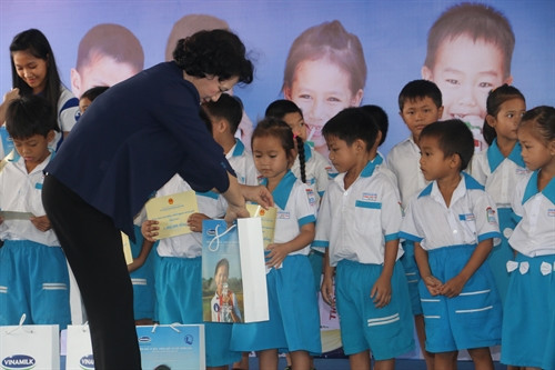 Chủ tịch Quốc Hội Nguyễn Thị Kim Ngân trao tặng sữa cho trẻ em thành phố Cần Thơ. Ảnh: Ngọc Thiện-TTXVN
