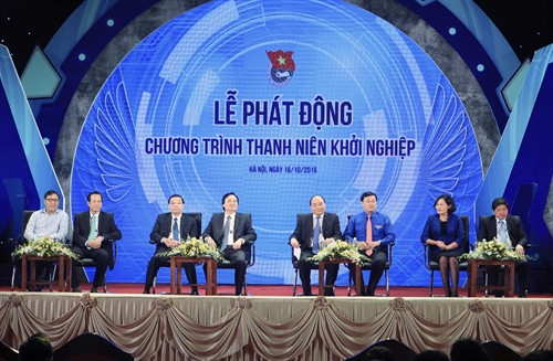 Thủ tướng Nguyễn Xuân Phúc, lãnh đạo các bộ ngành và Trung ương Đoàn TNCS Hồ Chí Minh đối thoại với thanh niên tại lễ phát động. Ảnh: Phạm Kiên – TTXVN