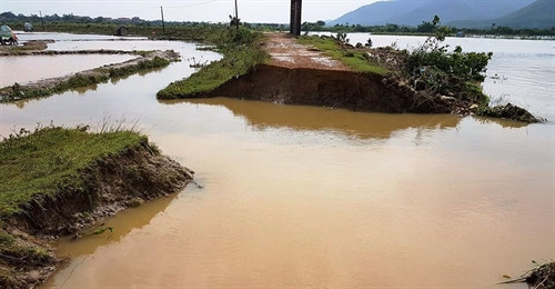 Đoạn đê ngăn mặn tại xã Bắc Trạch (huyện Bố Trạch, tỉnh Quảng Bình) bị vỡ tràn. Đoạn đê ngăn mặn tại xã Bắc Trạch (huyện Bố Trạch, tỉnh Quảng Bình) bị vỡ tràn.