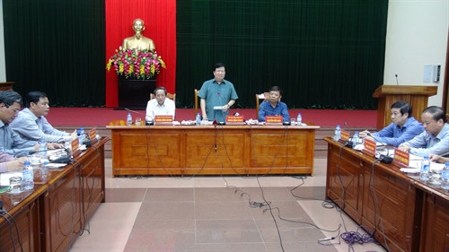 Phó Thủ tướng Trịnh Đình Dũng phát biểu tại buổi làm việc với lãnh đạo UBND tỉnh Quảng Bình. (Ảnh chụp lúc 23 giờ ngày 15/10/2016). Ảnh: Đức Thọ - TTXVN