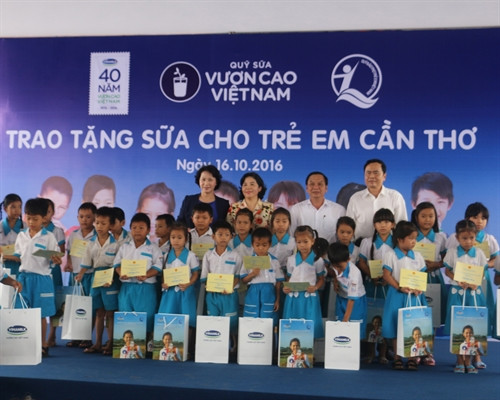 Chủ tịch Quốc Hội Nguyễn Thị Kim Ngân và các đại biểu trao tặng sữa cho trẻ em thành phố Cần Thơ. Ảnh: Ngọc Thiện-TTXVN