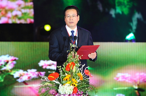 Ông Nguyễn Văn Sơn, Chủ tịch Ủy ban nhân dân tỉnh Hà Giang phát biểu tại Lễ hội hoa Tam giác mạch tỉnh Hà Giang năm 2016. Ảnh: Minh Đức- TTXVN Ông Nguyễn Văn Sơn, Chủ tịch Ủy ban nhân dân tỉnh Hà Giang phát biểu tại Lễ hội hoa Tam giác mạch tỉnh Hà Giang năm 2016. Ảnh: Minh Đức- TTXVN