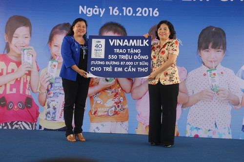 Bà Mai KIều Liên, Tổng Giám đốc Vinamilk trao tặng bảng tượng trưng 550 triệu đồng (tương đương với 87.000 ly sữa) cho trẻ em thành phố Cần Thơ. Ảnh: Ngọc Thiện-TTXVN