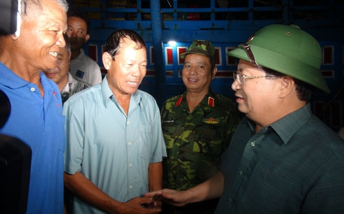 Phó Thủ tướng Trịnh Đình Dũng đến kiểm tra khu neo đậu tàu cá tránh bão sông Gianh (Ảnh chụp lúc 21 giờ ngày 15/10/2016). Ảnh: Đức Thọ - TTXVN
