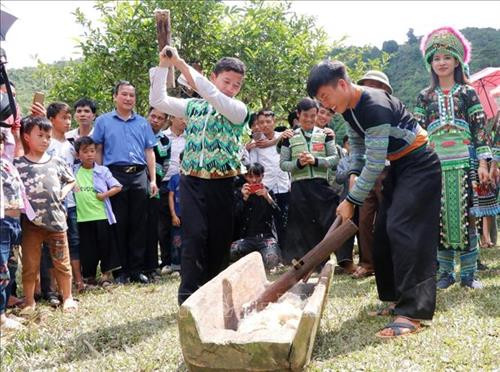 Nam thanh nữ tú trong bản tham gia cuộc thi giã bánh dày tại lễ cúng cây chè Tổ. Ảnh: Tuấn Anh-TTXVN