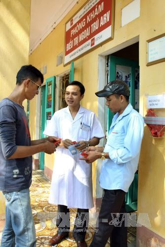 Nhóm đối tượng nguy cơ cao tiếp cận với các dịch vụ can thiệp giảm tác hại phòng chống HIV/AIDS. Ảnh: Dương Ngọc – TTXVN