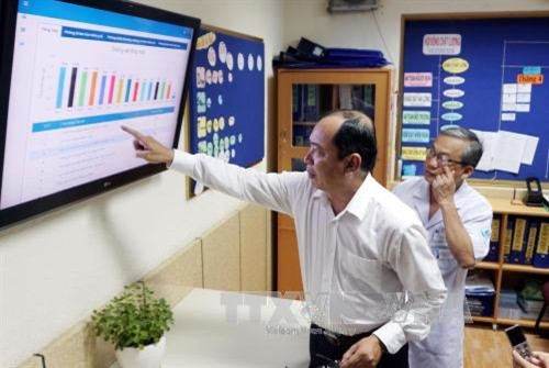 Phó Giám đốc sở Y tế Thành phố Hồ Chí Minh Tăng Chí Thượng triển khai lắp đặt thí điểm ki-ốt khảo sát không hài lòng người bệnh tại khoa Khám bệnh, Bệnh viện Nhi đồng 1 Thành phố Hồ Chí Minh.. Ảnh: Phương Vy - TTXVN. Phó Giám đốc sở Y tế Thành phố Hồ Chí Minh Tăng Chí Thượng triển khai lắp đặt thí điểm ki-ốt khảo sát không hài lòng người bệnh tại khoa Khám bệnh, Bệnh viện Nhi đồng 1 Thành phố Hồ Chí Minh.. Ảnh: Phương Vy - TTXVN.