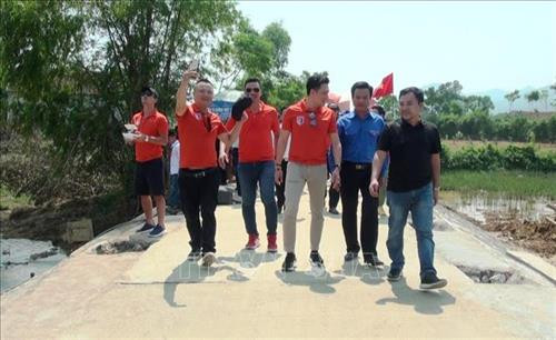 Niềm vui của người dân và đại biểu khi đi trên cây cầu đường vượt lũ vững chãi và chắc chắn. Ảnh: Võ Dung-TTXVN Niềm vui của người dân và đại biểu khi đi trên cây cầu đường vượt lũ vững chãi và chắc chắn. Ảnh: Võ Dung-TTXVN