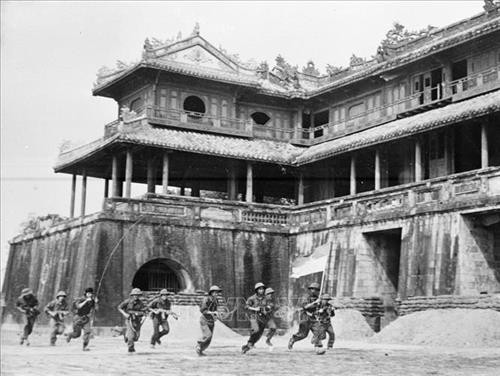 Bộ đội giải phóng tiến vào cửa Ngọ Môn (Huế) sáng 26/3/1975 trong Chiến dịch Huế-Đà Nẵng. Thừa Thiên-Huế được hoàn toàn giải phóng. Ảnh: Tư liệu TTXVN Bộ đội giải phóng tiến vào cửa Ngọ Môn (Huế) sáng 26/3/1975 trong Chiến dịch Huế-Đà Nẵng. Thừa Thiên-Huế được hoàn toàn giải phóng. Ảnh: Tư liệu TTXVN