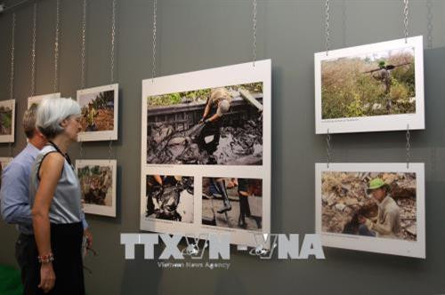 Khách tham quan Triển lãm ảnh “Cuộc sống ở Việt Nam từ năm 2005 – 2017”. Ảnh: Thanh Vũ-TTXVN