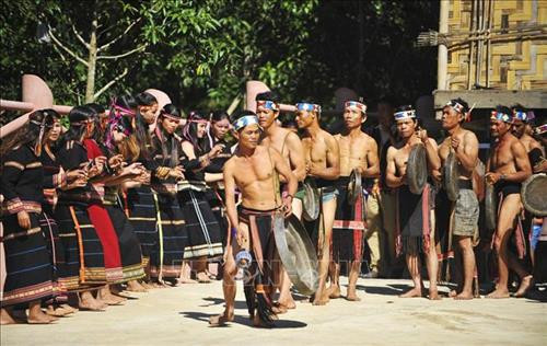 Múa cồng chiêng mừng nhà Rông mới. Ảnh: Hoài Nam – TTXVN Múa cồng chiêng mừng nhà Rông mới. Ảnh: Hoài Nam – TTXVN