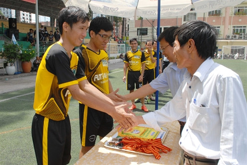 Ông Tô Ngọc Trân, Phó Giám đốc Cơ quan Thường trú Đài Tiếng nói Việt Nam tại Thành phố Hồ Chí Minh và ông Phan Văn Đông, Phó Giám đốc Cơ quan TTXVN khu vực phía Nam trao huy chương bạc cho đội chủ nhà B2FC