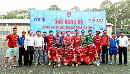 Ông Nguyễn Quốc Tuấn, Phó Giám đốc Cơ quan TTXVN khu vực phía Nam trao cúp vô địch cho đội Cảng Hàng không Quốc tế Tân Sơn Nhất