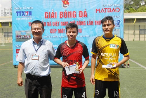 Ông Đào Huy Hùng, Phó Chủ nhiệm Câu lạc bộ Thể thao Tao Đàn, Phó Ban tổ chức trao giải thưởng và biểu trưng vua phá lưới cho cầu thủ Nguyễn Đình Thảo (Báo Thể thao Thành phố Hồ Chí Minh, giữa) và Đường Lê Việt Hằng (B2FC) với đồng 8 bàn thắng ghi được tại giải bóng đá TTXVN mở rộng lần II - Cúp Mắt Bão 2015