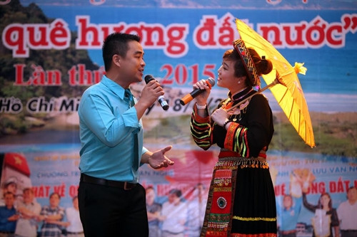Tiết mục song ca " nhớ về Pác Bó", của đơn vị Cảng Hàng Không Quốc Tế Tân Sơn Nhất thể hiện. Ảnh: Mạnh Linh (TTXVN)