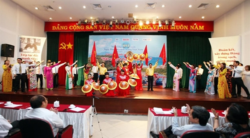 Tiết mục ca múa “Việt Nam quê hương tôi”, của Cơ quan TTXVN khu vực phía Nam chào mừng Liên hoan. Ảnh: Mạnh Linh (TTXVN)