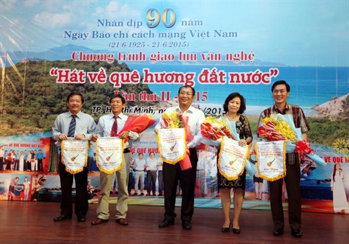 Ban tổ chức tặng hoa và trao cờ lưu niệm cho các đơn vị tham gia trong buổi chương trình. Ảnh: Mạnh Linh (TTXVN)