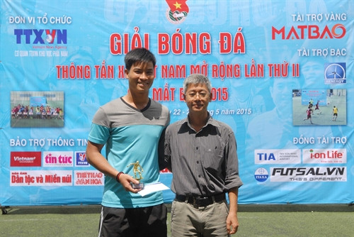 Ông Trần Tràng Dương, Trưởng Phòng ảnh Thời sự Cơ quan TTXVN khu vực phía Nam, thành viên Ban tổ chức trao giải thưởng và biểu trưng thủ môn xuất sắc nhất giải cho vận động viên Nguyễn Minh Đức (Bảo hiểm Xã hội Thành phố Hồ Chí Minh)