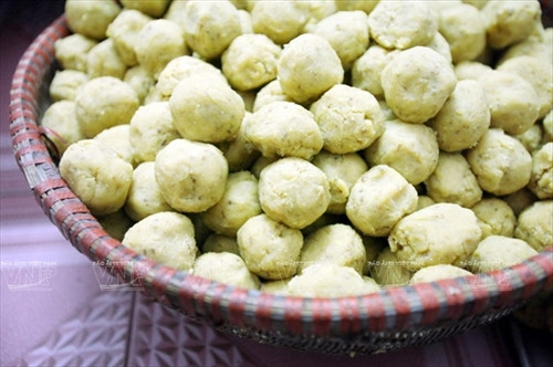 Đậu xanh đồ chính được vo tròn để làm nhân bánh giầy.