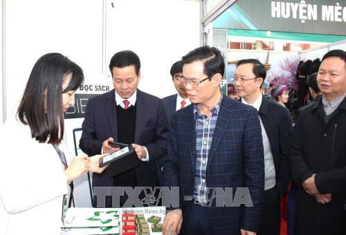 Các đại biểu tham quan các gian hàng giới thiệu mô hình khởi nghiệp của đoàn viên thanh niên Hà Giang. Ảnh: Minh Tâm-TTXVN