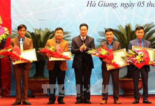 Chủ tịch UBND tỉnh Hà Giang Nguyễn Văn Sơn tặng Bằng khen cho các tập thể, cá nhân có thành tích xuất sắc trong chương trình khởi nghiệp năm 2017. Ảnh: Minh Tâm-TTXVN